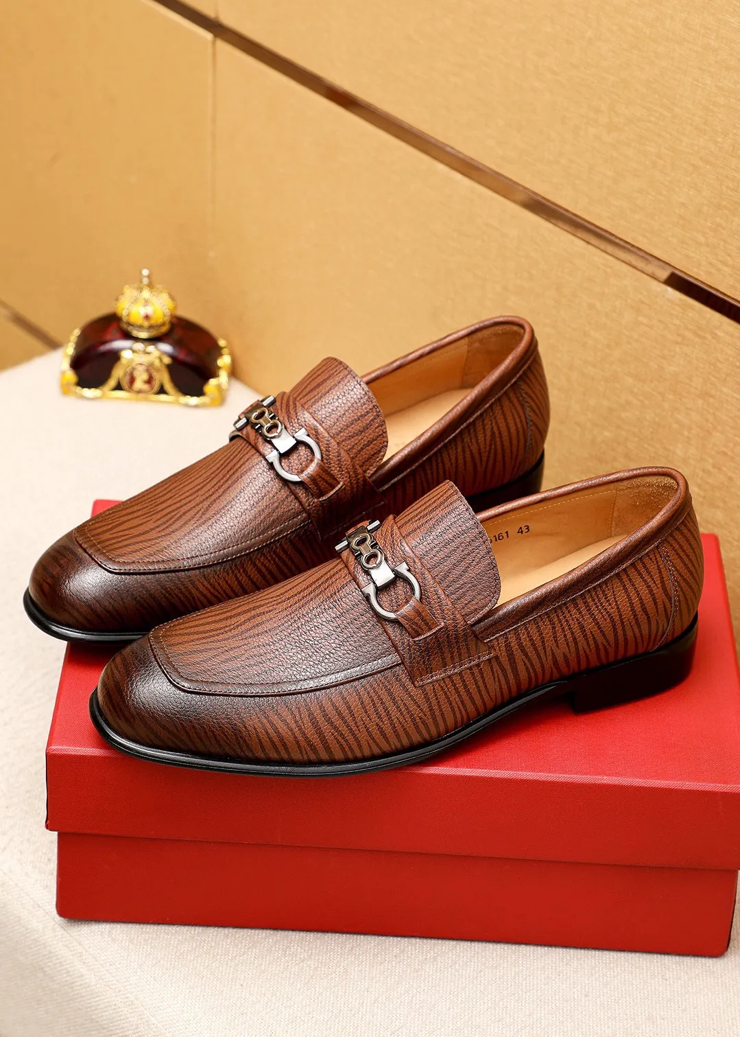 Men's shoes 💰462 💐 Product trademark: Ferragamo "Ferragamo" casual leather shoes Regular size: 38-44 (45.46.47🉑️Customized) Product materials: Selected imported calfskin upper + classic hardware buckle, imported water-dyed cow leather lining. Strong three-dimensional visual effect, original outsole color: 1⃣️color optional